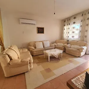 Spacious House With A Big Garden And Fire Pit Hébergement de vacances Tirana